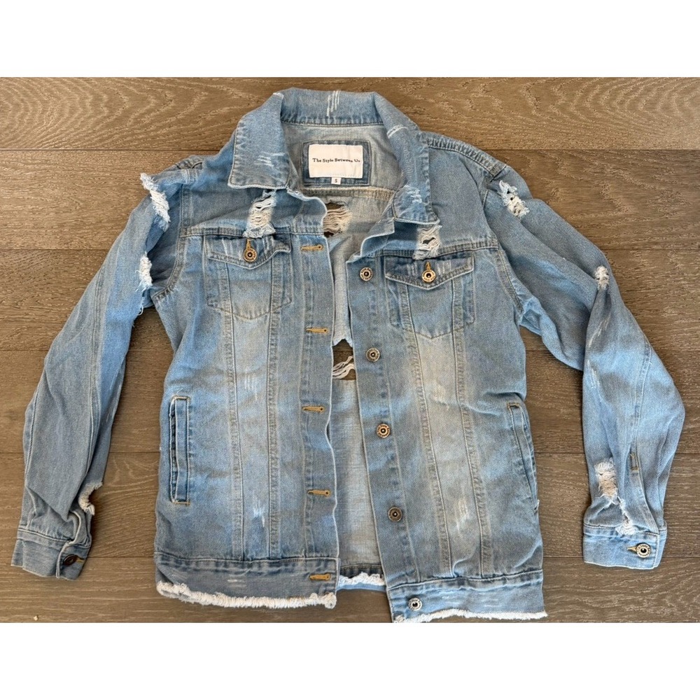 The Style Between Us Distressed Denim Jacket Women's Size Small Light Wash